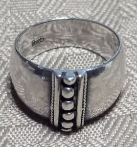 925 Sterling Silver Beautiful Lady's Studded Silver Ring Size 5.5 - Picture 1 of 3