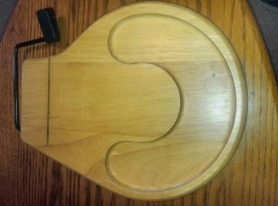 Tabla de cortar queso de madera Prodyne con forma funky oblonga Foto 1 de 4