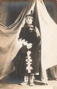 LP45 ¿Indio nativo americano?  Postal de mujer con pose de estudio RPPC - Imagen 1 de 2