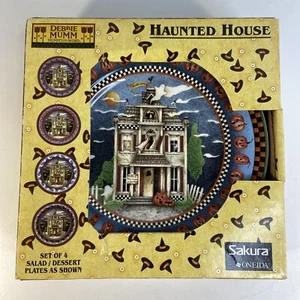 Juego de 4 Sakura Debbie Mumm Casa Embrujada Platos de Postre Halloween Nuevo en Caja - Imagen 1 de 7