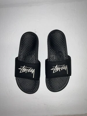 2020 NIKE x STUSSY ~LOGOTIPO BORDADO~ BENASSI SLIDE 7~PRETO~ estoque/básico/praia - Imagem 1 de 4