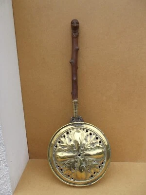 ancienne bassinoire chaufferette cuivre art populaire manche canne grotesque - Photo 1/4