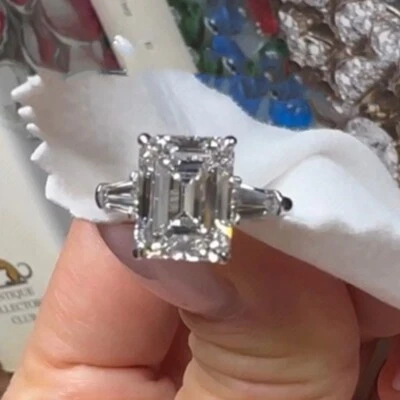 Помолвочное кольцо с тремя камнями муассанит огранки изумруд 3,96 карата покрытие белым золотом 14 карат - Изображение 1 из 4