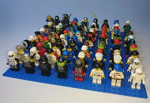 Lego® Figuren 10 Stück Minifiguren mit Kopfbedeckung - Bild 1 von 1