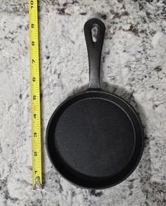 Vintage 5" Gusseisen Pfanne - Nr. 0 Größe, unbeschriftet, Spielzeugkocher oder Display Pfanne - Bild 1 von 4