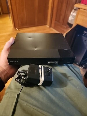 Reproductor de Blu-ray y DVD 1080p Sony BDP-S3700 Wi-Fi integrado con aplicaciones sin control remoto Foto 1 de 4