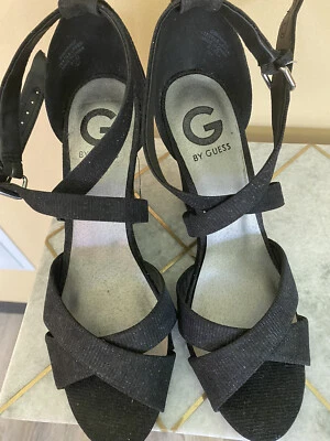 Sandalia cuña G By Guess negra brillante talla 9-1/2 Foto 1 de 4