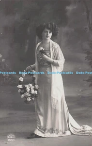 R716773 Frau mit Rosen Postkarte - Bild 1 von 4