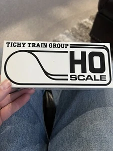 GRUPPO TRENO TICHY SCALA HO #7011 KIT VAGONE, CAPANNONE E RIMORCHIO - Foto 1 di 5