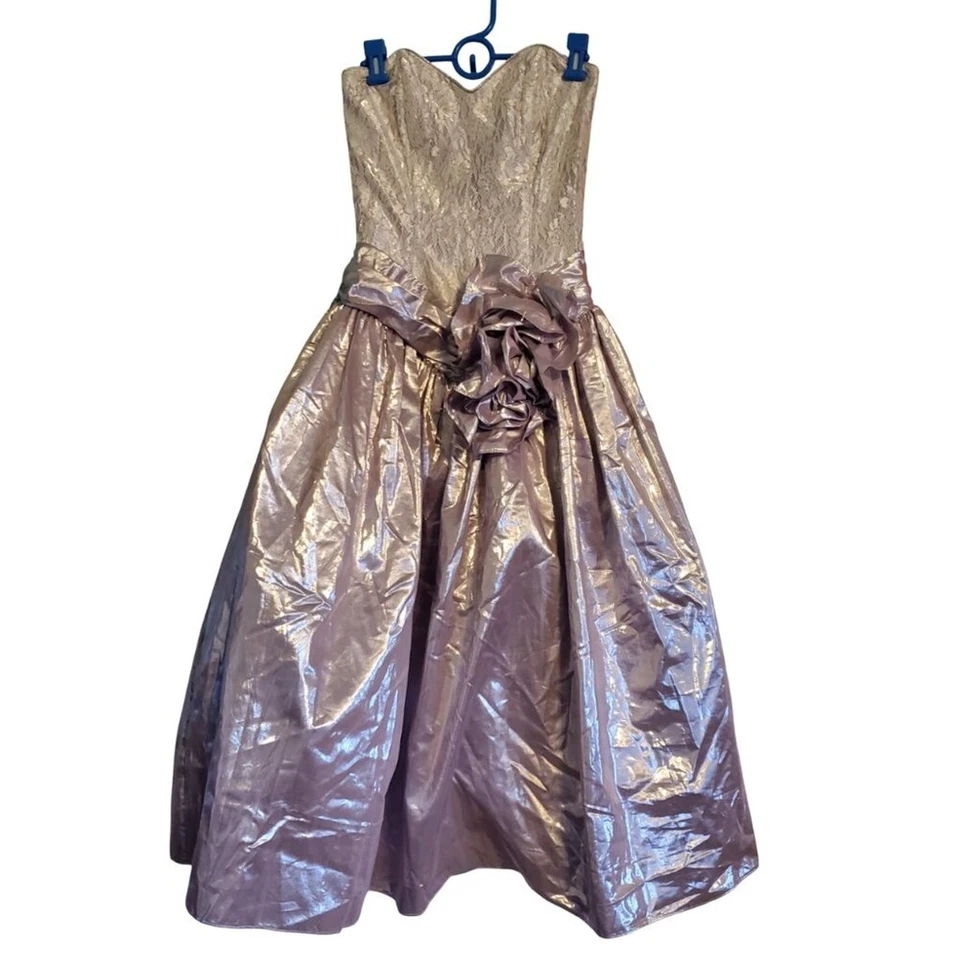 Vestido de graduación vintage de los años 80 entallado y acampanado princesa púrpura brillante encaje sin tirantes Foto 1 de 4