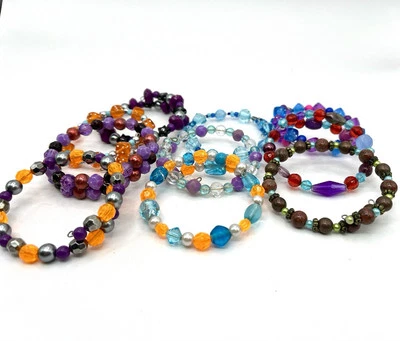 Lote de 10 pulseras hechas a mano, ideales para una fiesta infantil Foto 1 de 4