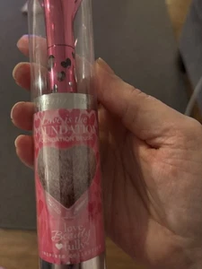 It Cosmetics Love Is the Foundation Limited Pink Heart Brush-Original - Picture 1 of 4