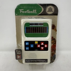 Basic Fun 2018 Retro Portátil Electrónico Fútbol Juego Blanco Nuevo Precintado Sin Abrir - Imagen 1 de 6