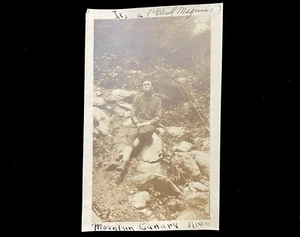 "È un canarino di montagna" 1919 insolita didascalia istantanea - Foto 1 di 5