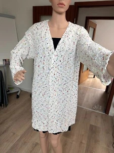 Süße lange weiche Strickjacke offen zu tragen buntes Boucle auf weiß Onesize - Bild 1 von 8