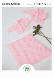UKHKA 211 Cardigan e coperta per bambini modello a maglia in DK 14-22" (36-56 cm) - Foto 1 di 3