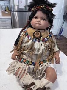 Sammlerpuppe Porzellan mit einem Indianer mit traditionellem Buckskin Outfit - Bild 1 von 11