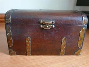 CAJA DE MÚSICA VINTAGE HECHA A MANO ESTILO COFRE DEL TESORO DE MADERA - Imagen 1 de 8