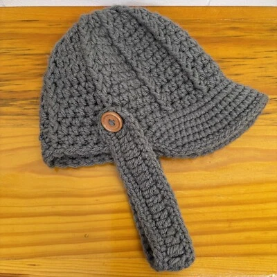 Sombrero de montar inglés para bebé tejido a mano gris con correa para la barbilla 6mo-12mo acrílico Foto 1 de 4