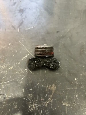 1 1/2-2 1/2 HP IHC LA/LB tapón de llenado de aceite de motor Foto 1 de 2