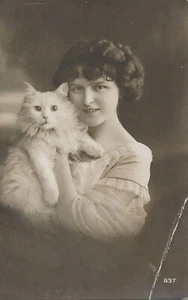 PC64198 Alte Postkarte. Frau mit weißer Katze - Bild 1 von 2