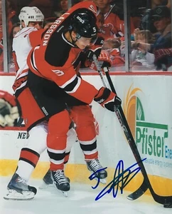 Foto 8x10 firmada por Adam Larsson New Jersey Devils - Imagen 1 de 1