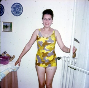 Vintage 35mm Slide BELLA DONNA IN COSTUME DA BAGNO MIMETICO GIALLO 1967 19 - Foto 1 di 3