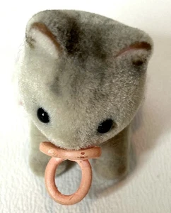 Calico Critters CC1407 Sandy Cat Twins 2015 muy raro Slyvanian Baby Sister solamente - Imagen 1 de 3