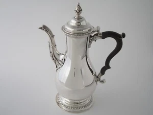 Cafetera grande antigua de plata esterlina Jorge III - 1770 por W. & J. Sacerdote - Imagen 1 de 11