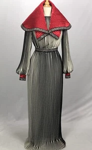 Vestido de Baile Diseño Original Talla 4, Plisado Negro-Blanco Gaffre con Cuello de Seda Rojo - Imagen 1 de 3