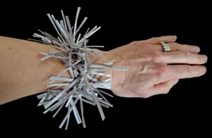 ¡Nuevo! Pulsera torcida confeti de plata diseño mínimo de Alexandra Tsoukala, Grecia - Imagen 1 de 2