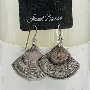 PENDIENTES TRIBALES ABANICO AZTECA LAUREL BURCH NUEVOS DE STOCK raros colgantes DESLUSTRE PLATEADO - Imagen 1 de 6