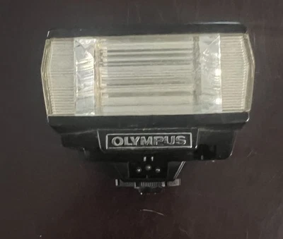 Flash electrónico Olympus OM System T 20 para montaje en zapata OM2 funcionando Foto 1 de 4