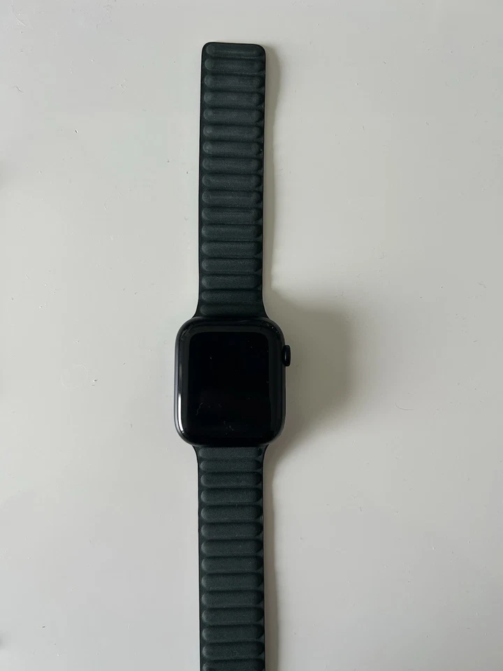 Apple Watch Series 9 45mm Aluminiumgehäuse Mitternacht inkl. 2 Armbänder - Bild 1 von 4