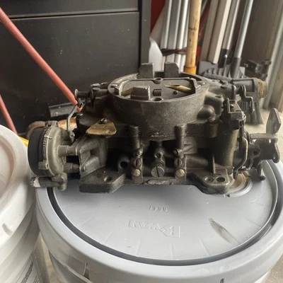 Carburador original de un Pontiac Bonneville 1966 Foto 1 de 4