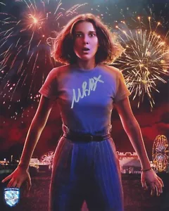 Millie Bobby Brown signiert Stranger Things 8x10 Autogramm OPX 109380 - Bild 1 von 3