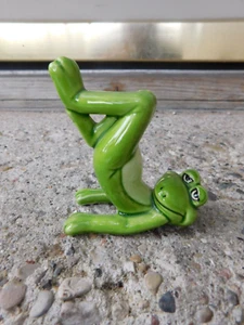 VINTAGE ADORABLE FROG WITH HIS FEET IN AIR CERAMIC FIGURINE CAPILANO VANCOUVER - Picture 1 of 6