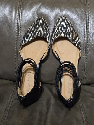 Sandalia al tobillo elástica Rampage Flats negra y dorada, cremallera trasera, para mujer 6 1/2 M Foto 1 de 4