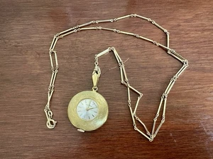 Bucherer Damen Struktur Handaufzug Uhrenanhänger Amerikaner Goldplättchen Kette - Bild 1 von 7