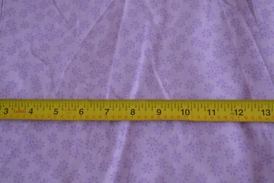 Por 1/2 yarda, edredón de algodón floral lavanda sobre lavanda, tradiciones de tela/2002, N383 Foto 1 de 4