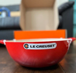 Horno de Chef Le Creuset de Hierro Fundido Esmaltado con Tapa de Vidrio, 7,5 qt., Cerise Nuevo - Imagen 1 de 10