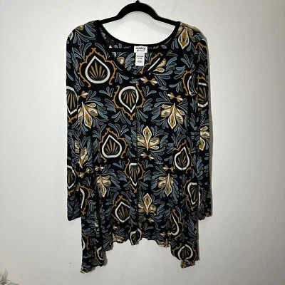 Top floral talla grande Monroe And Main 2X rayón spandex  Foto 1 de 4