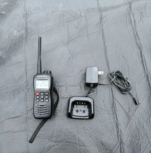 West Marine VHF 160 Floating Submersible 2-Way Marine Radio W/ Charger Tested! - Zdjęcie 1 z 4