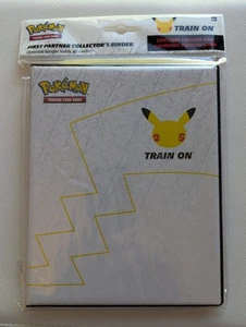 JCC Pokémon: Carpeta de Coleccionista Primer Compañero con Tarjeta de Pikachu (ABOLLADURAS en carpeta) - Imagen 1 de 8