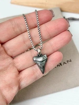 Amuleto colgante de diente de tiburón de plata esterlina David Yurman para hombre con cadena de caja de 22" Foto 1 de 4