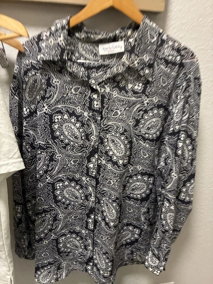 Blusa con botones Diane Von Furstenberg cachemira blanca y negra - talla 2X / 3X Foto 1 de 4