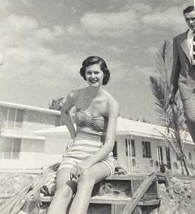 Hermosa mujer hermosa de la década de 1950 en traje de baño hombre en traje Florida foto real P20L10 - Imagen 1 de 19