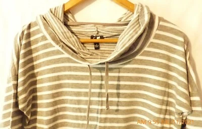 Top de mujer con capucha a rayas gris y blanco con cable y calibre talla pequeña Foto 1 de 4