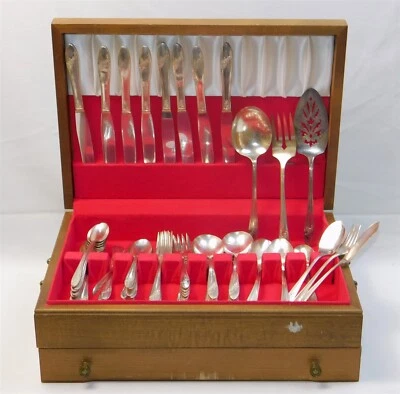 Набор посеребренных столовых приборов Oneida QUEEN BESS Tudor 65 шт. SVCE для 8+ сервировочных предметов - Изображение 1 из 4