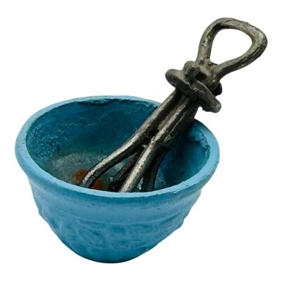 Cuenco artesanal miniatura vintage para casa de muñecas con batidor de huevos RARO Foto 1 de 4
